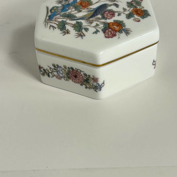 Wedgewood Bone China Trinket Box/ powder box. Kutani Crane Made in England. - Picture 4 of 8
